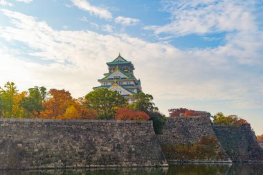 Renkli akçaağaç yapraklı ya da yapraklı Osaka Kalesi binası