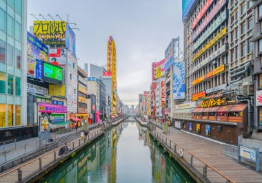 Osaka Şehri, Japonya - 01 / 03 / 2020: Dotonburi bölgesinde işaretler, fa