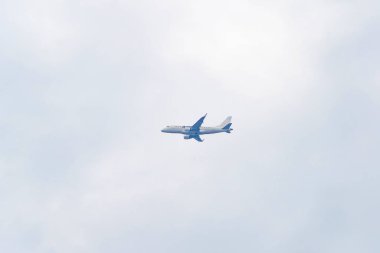 Beyaz arka planda izole edilmiş bir uçak, uçak ya da uçak