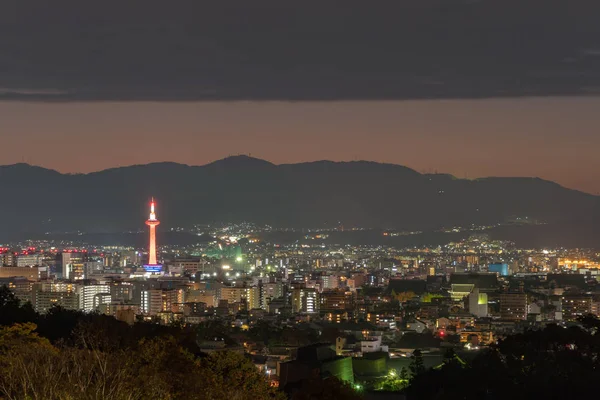 Вид с воздуха на станцию Киотская башня и центр Киото, К — стоковое фото