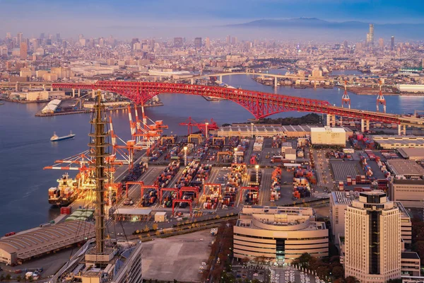 Vista aérea do navio de carga de contêineres no ônibus de exportação e importação — Fotografia de Stock