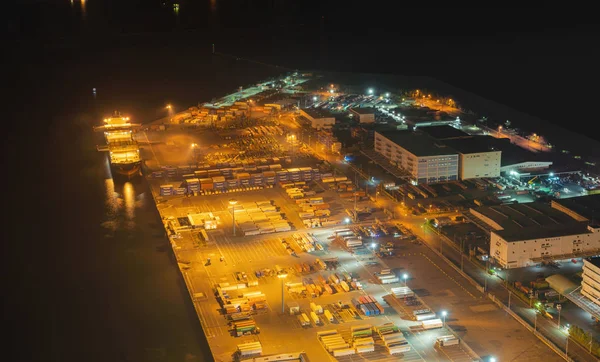 Воздушный обзор контейнерных грузовых судов в автобусах экспорта и импорта — стоковое фото