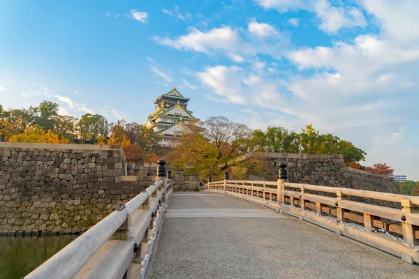 Edificio del castillo de Osaka con hojas de arce de colores o follaje de otoño — Foto de Stock