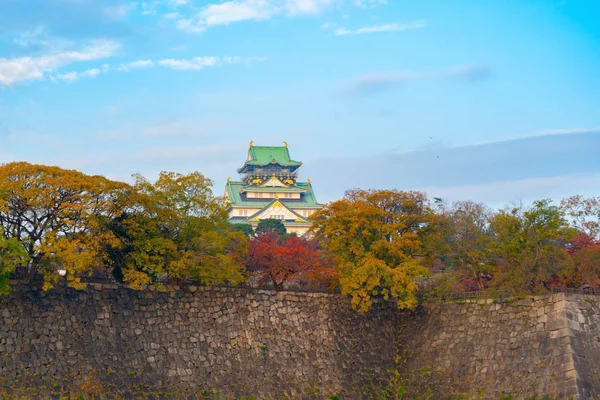 Osaka Castle building with colorful maple leaves or fall foliage — Stock Photo, Image