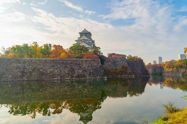 Edificio del castillo de Osaka con hojas de arce de colores o follaje de otoño — Foto de Stock