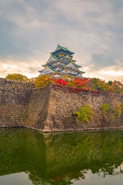 Edifício do castelo de Osaka com folhas de bordo coloridas ou folhagem de queda — Fotografia de Stock