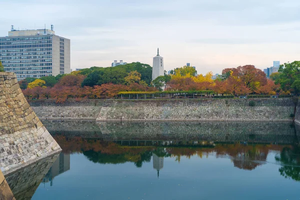 Kırmızı akçaağaç yapraklı Osaka tapınağı tapınağı tapınağı ya da B yapraklı yapraklar. — Stok fotoğraf