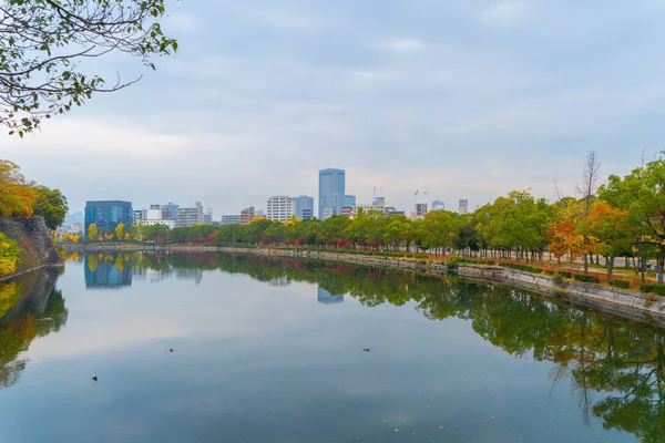 Horizonte centro de Osaka com lago ou rio e arranha-céus buildin — Fotografia de Stock