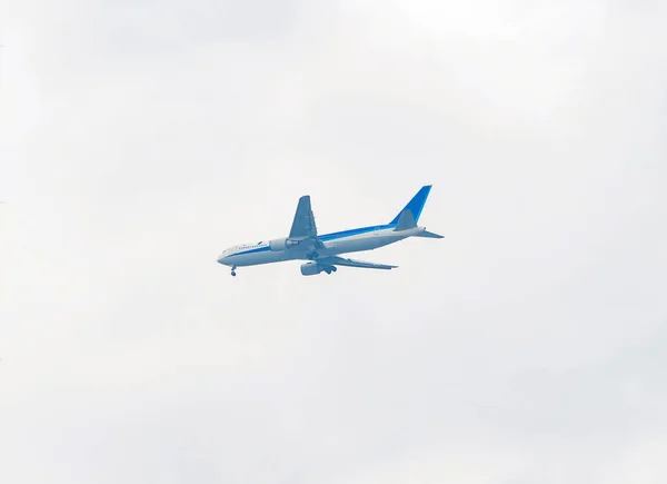 Um avião, aeronave ou avião isolado sobre fundo branco em t — Fotografia de Stock