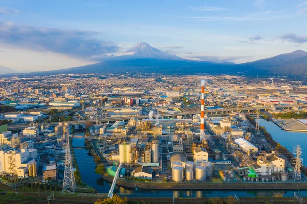 日本工业区、工厂附近富士山的空中景观 — 图库照片