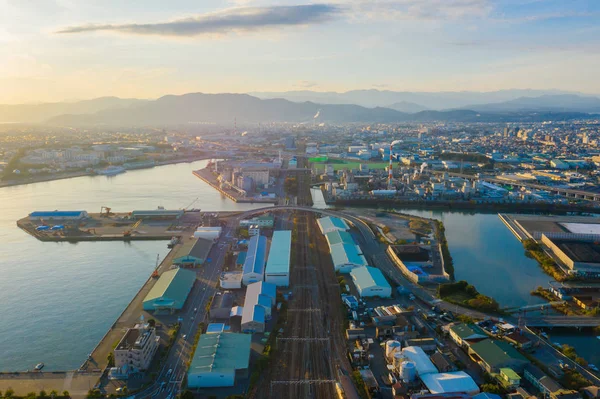 Vista aérea de la refinería petroquímica de petróleo y el mar en la industria — Foto de Stock