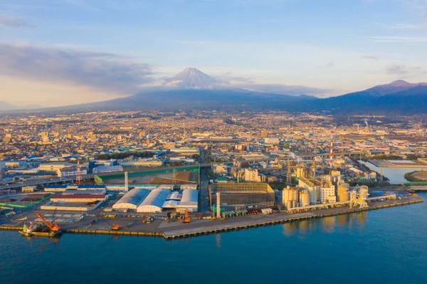 日本工业区、工厂附近富士山的空中景观 — 图库照片