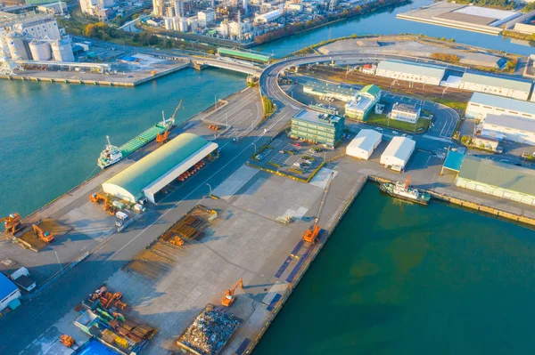 Luchtfoto van petrochemische olieraffinaderij en zee in de industriële — Stockfoto