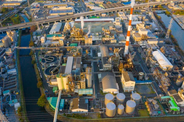 Vista aérea de la refinería petroquímica de petróleo y el mar en la industria — Foto de Stock