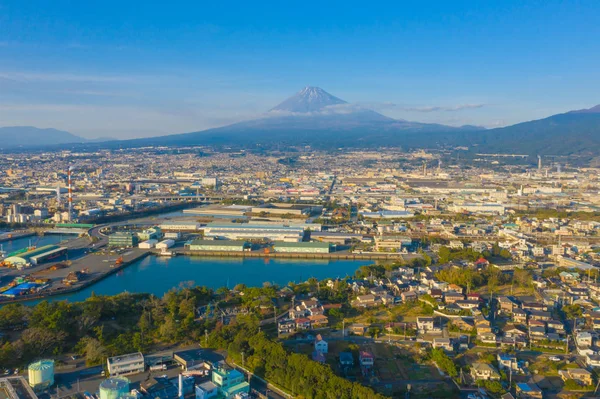 Вид с воздуха на гору Фудзи рядом с промышленным районом, фабрика, Япа — стоковое фото