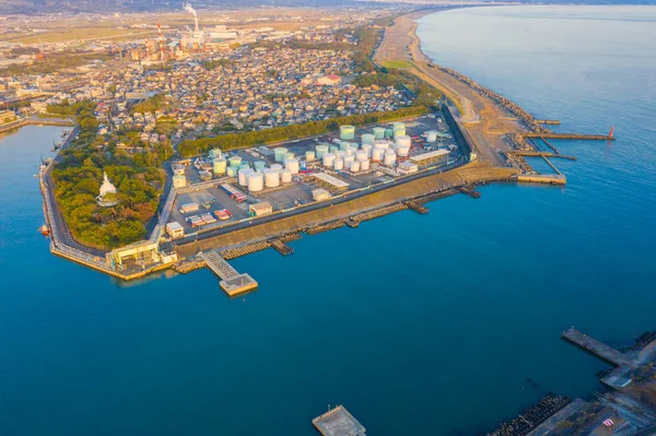 Endüstriyel Petrokimya petrol rafinerisi ve deniz havadan görünümü — Stok fotoğraf