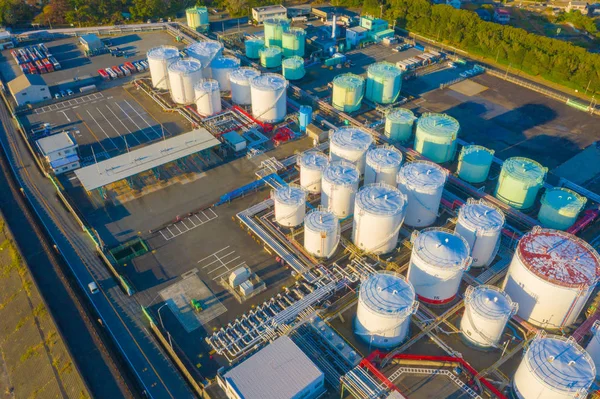 Vista aérea da refinaria petroquímica de petróleo e do mar na indústria — Fotografia de Stock