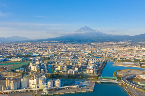 Vista aérea da montanha Fuji perto da área industrial, fábrica, Japa — Fotografia de Stock