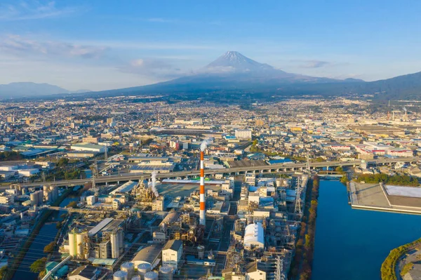 Вид с воздуха на гору Фудзи рядом с промышленным районом, фабрика, Япа — стоковое фото