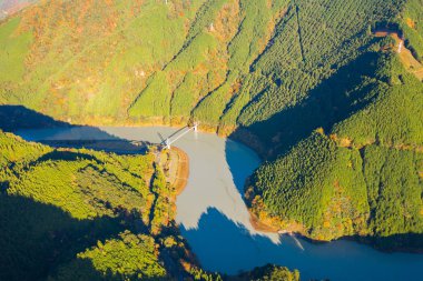 Oigawa Demiryolu 'ndan geçen buhar treninin hava görüntüsü.