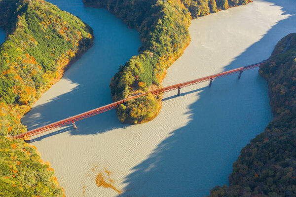 Aerial view of the steam train crossing Oigawa Railroad to go to — Stock Photo, Image