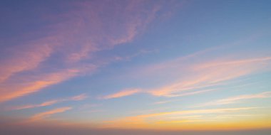 Gün batımı gökyüzü. Soyut doğa arka planı. Dramatik mavi ve turuncu, alacakaranlık ta renkli bulutlar.
