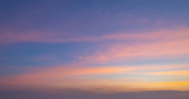 Gün batımı gökyüzü. Soyut doğa arka planı. Dramatik mavi ve turuncu, alacakaranlık ta renkli bulutlar.