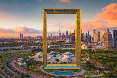 Dubai Frame, Downtown Skyline, Birleşik Arap Emirlikleri veya Uae 'nin hava görüntüsü. Finansal bölge ve şehir merkezindeki iş alanı. Gün batımında gökdelen ve yüksek binalar.