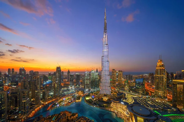 阿拉伯联合酋长国或Uae的迪拜市中心天际线和喷泉中的伯杰 哈利法的空中景观 智能城市的金融区和商业区 摩天大楼和高楼大厦在夜间 — 图库照片