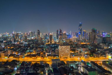 Sathorn bölgesinin havadan görüntüsü, Bangkok şehir merkezi Skyline. Tayland. Finansal bölge ve Asya 'nın akıllı kentsel kentindeki iş merkezleri. Geceleri gökdelen ve yüksek binalar.