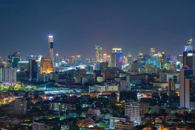 Sathorn bölgesinin havadan görüntüsü, Bangkok şehir merkezi Skyline. Tayland. Finansal bölge ve Asya 'nın akıllı kentsel kentindeki iş merkezleri. Geceleri gökdelen ve yüksek binalar.