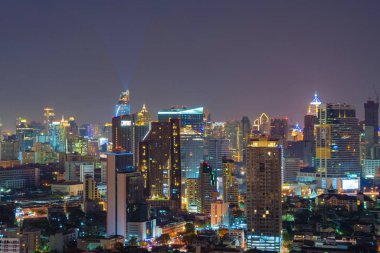 Sathorn bölgesinin havadan görüntüsü, Bangkok şehir merkezi Skyline. Tayland. Finansal bölge ve Asya 'nın akıllı kentsel kentindeki iş merkezleri. Geceleri gökdelen ve yüksek binalar.