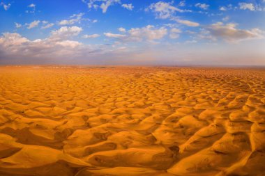 Dubai, Birleşik Arap Emirlikleri veya BAE 'de kum tepeciği ve mavi gökyüzü olan Çöl Safari manzarası. Doğal manzara arka planı.