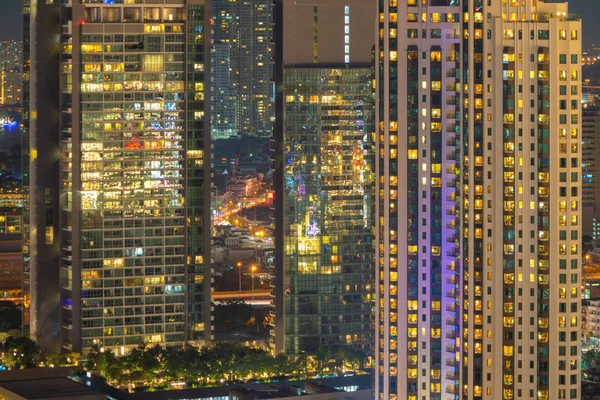 Padrão Edifícios Escritórios Janelas Iluminadas Noite Iluminação Com Design Fachada — Fotografia de Stock