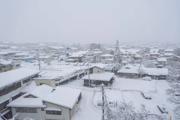 白雪の家や建物冬の季節には 日本の都市 山梨県川口市富士吉田町 建築景観の背景 — ストック写真