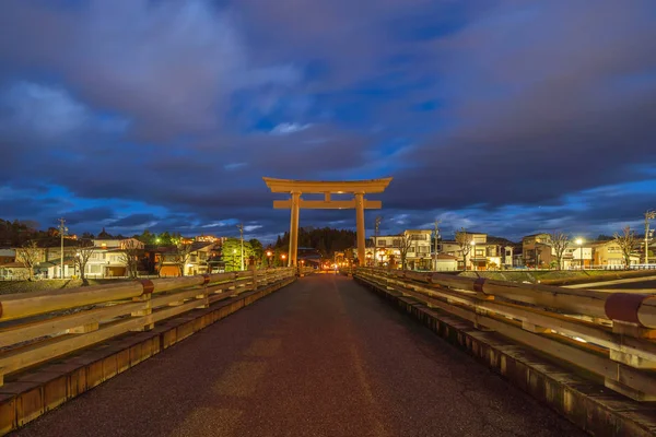 일본의 도시인 다카야마의 마을에서 다리에 일본인 토리이 봉이다 건축적 — 스톡 사진