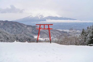Kızıl Japon Torii direği, Fuji dağı ve Kawaguchiko, Japonya 'da kar. Orman ağaçları kış mevsiminde doğa manzarası.