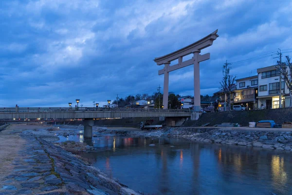 일본의 도시인 다카야마의 마을에서 다리에 일본인 토리이 봉이다 건축적 — 스톡 사진