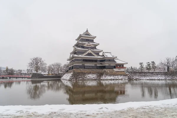 Matsumoto Slott Med Trädgrenar Och Snö Vintertid Nagano Japan Arkitektur — Stockfoto