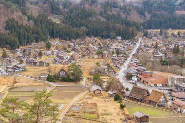 Shirakawago köyündeki geleneksel kır evleri seyahat gezisinde dağ tepeleri ve güneş mevsiminde tatil, Gifu, Japonya. Mimari peyzaj geçmişi. Dünya mirası.