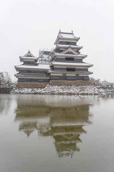 Castillo Matsumoto Con Ramas Árboles Nieve Temporada Invierno Nagano Japón — Foto de Stock