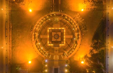 Gece Wat Panyanantaram 'ın hava manzarası, Tayland' ın Thani şehrinde bir Budist tapınağı. Tayland mimari binaları seyahat konseptinde arka plandadır. Budizm dini. Turist eğlencesi.