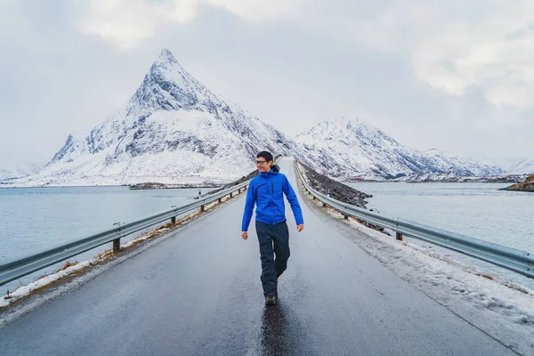 Egy Ázsiai Turista Férfi Sétál Úton Utazik Lofoten Szigeteken Norvégiában — Stock Fotó