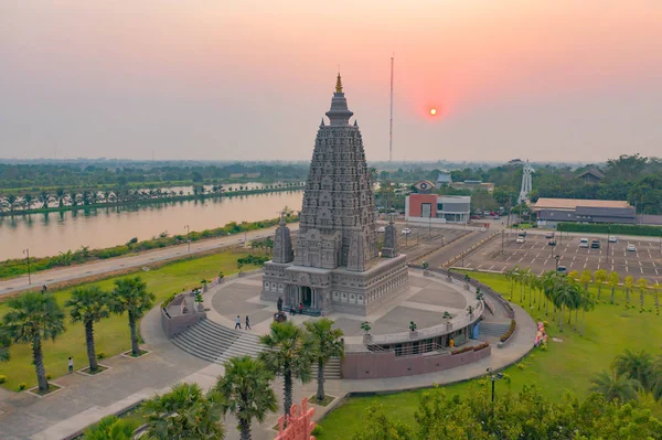 Vista Aérea Wat Panyanantaram Atardecer Templo Budista Ciudad Pathum Thani —  Fotos de Stock