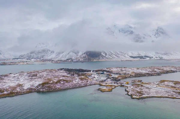 挪威诺德兰县洛福登岛的桥梁和公路空中景观 白色的雪山小山小树 冬季的自然景观背景 著名的旅游胜地 — 图库照片