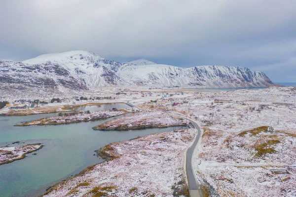 挪威诺德兰县洛福登岛的桥梁和公路空中景观 白色的雪山小山小树 冬季的自然景观背景 著名的旅游胜地 — 图库照片