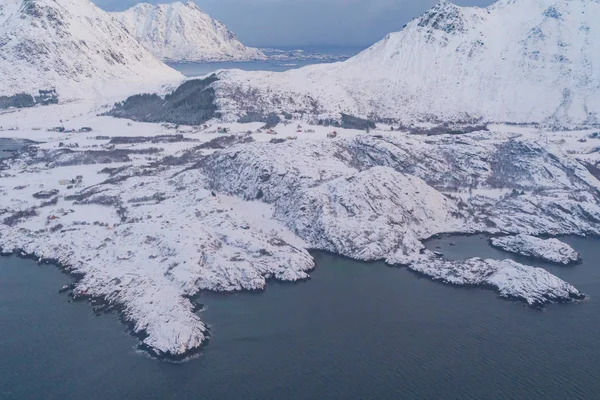 ロフトテン島 ノルトランド郡 ノルウェー ヨーロッパの空中ビュー 白い雪の山の丘や木々 冬の季節に自然景観の背景 観光名所 — ストック写真