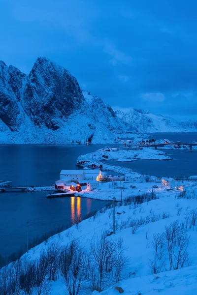 挪威诺得兰洛福登岛Reine市挪威渔村的空中景观 雪山雪山洁白 冬季自然景观背景 著名的旅游胜地 — 图库照片