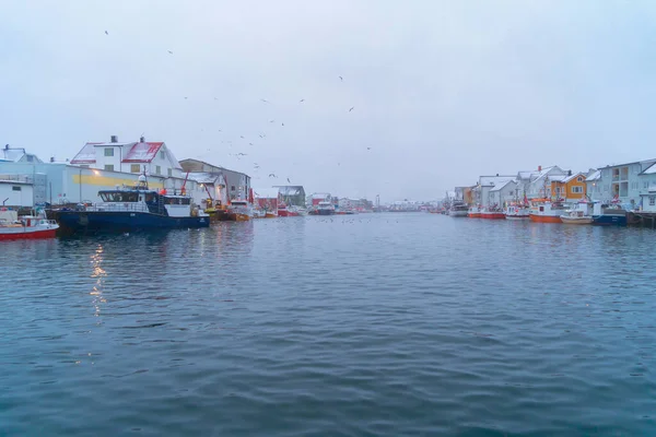 Henningsvaer村的Lofoten岛屿 北欧县 船舶和船只在港口的码头停泊 建筑景观背景 — 图库照片