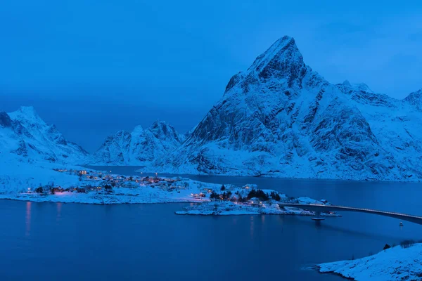 ライン市 ロフトテン島 ノルウェー ノルウェー ヨーロッパでノルウェーの漁村の空中ビュー 白い雪の山の丘 冬の季節に自然景観の背景 観光名所 — ストック写真